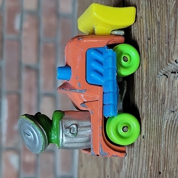 1986 OSCAR THE GROUCH BULLDOZER DIE CAST TRUCK - Picture 4 of 6